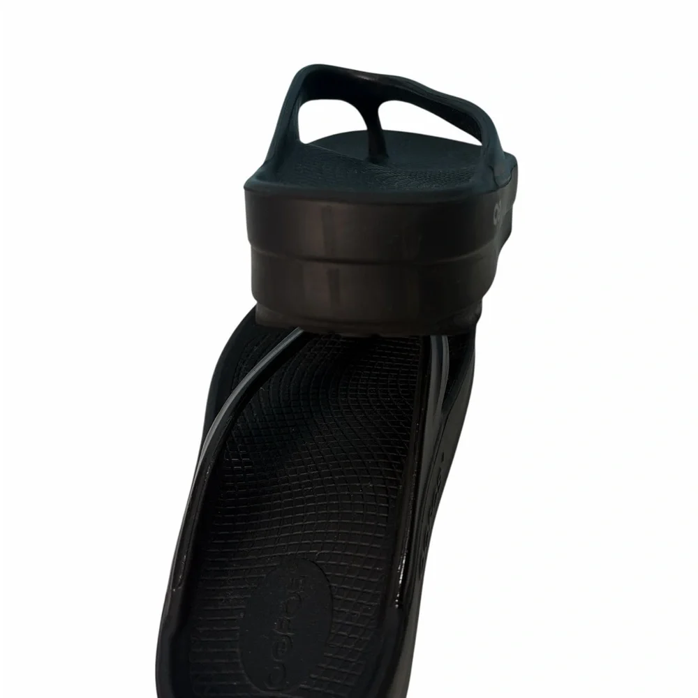 OOFOS Women’s Size 6 Recovery Oolala Luxe Shiny Black Comfort Thong Sandals